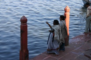 Donne sul Ghat del fiume Gange a Varanasi, India