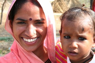 Donna e bambambino in Rajasthan, India