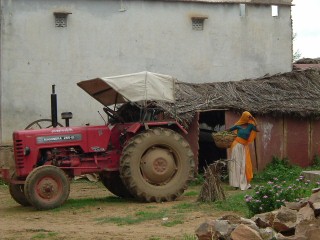 Donna con trattore in Rajasthan, India